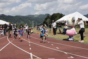 ゆるキャラに応援されながら走る子どもたち